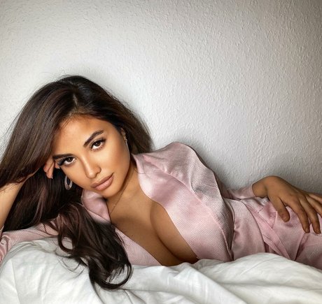 Helia Soltani nude leak onlyfans