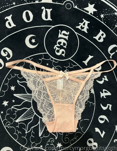 mercymorgbigtitsgoth onlyfans leaj