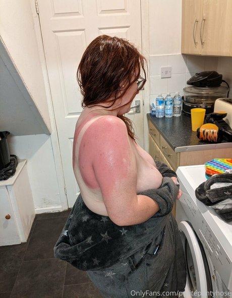 petitepantyhose nsfw onlyfans