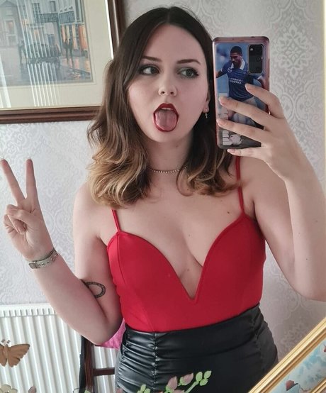 Chloe Holt naked only fans