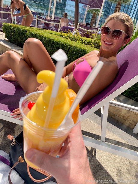 BambiIsTired onlyfans striptease