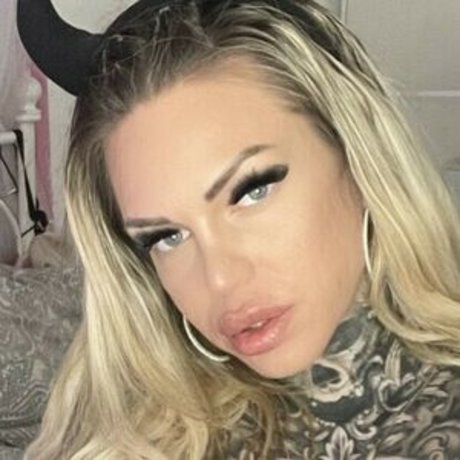 TS MiaDeluxxe onlyfans topless