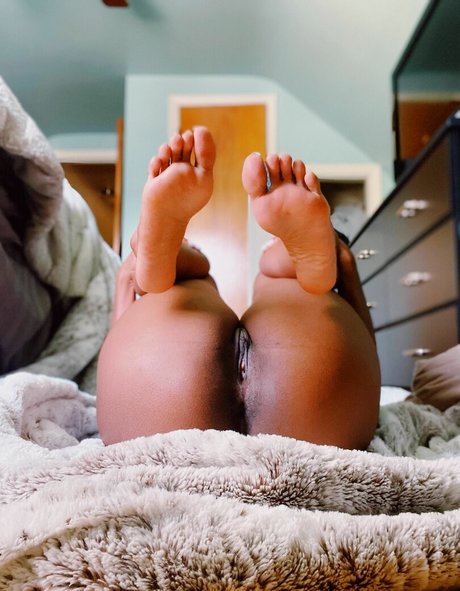 MiaMoore2000 nude only fans