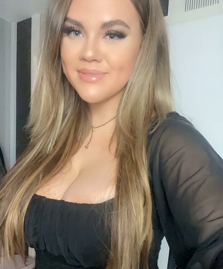 Molly Georgia Leach naked onlyfans