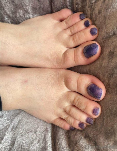 elliemaesfeet onlyfans topless