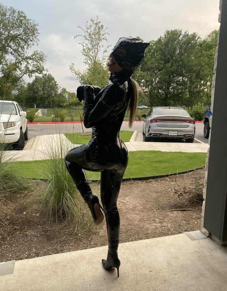 ravengonewildfree onlyfans leaked pictures