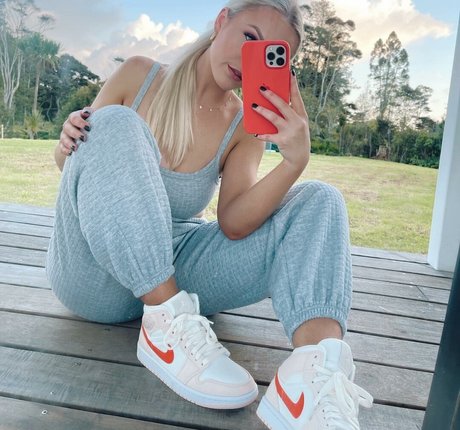 ellaredmond hot onlyfans