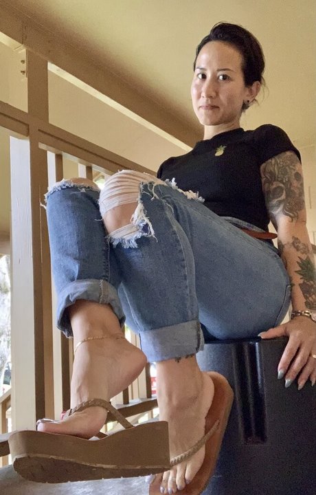 kim kisses foot goddess nude on onlyfans