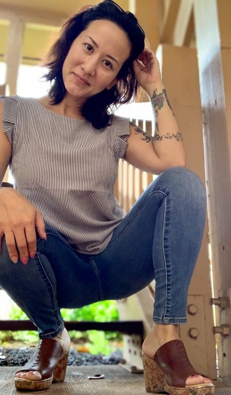 kim kisses foot goddess onlyfans