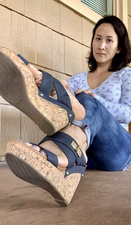 kim kisses foot goddess onlyfans xx