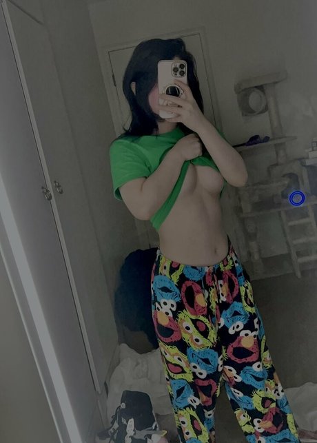 nweeki onlyfans model photo