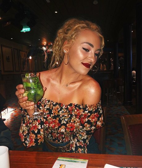 Caroline Wall onlyfans nude leaked