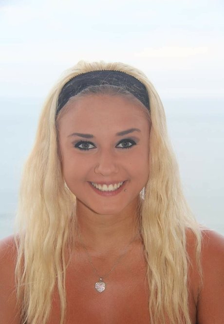 Daria Thibault strip onlyfans