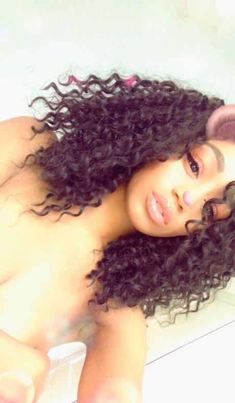 Nia Simone onlyfans pictures