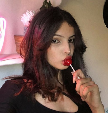 Victoria Ribeiro Profile pic