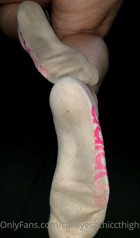 calieyesnthiccthighs onlyfans nude pics