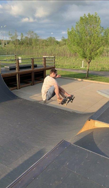 skaterrboi onlyfans strip tease