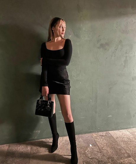 Alycia Debnam Carey onlyfans page