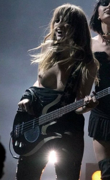 Victoria De Angelis onlyfans creator