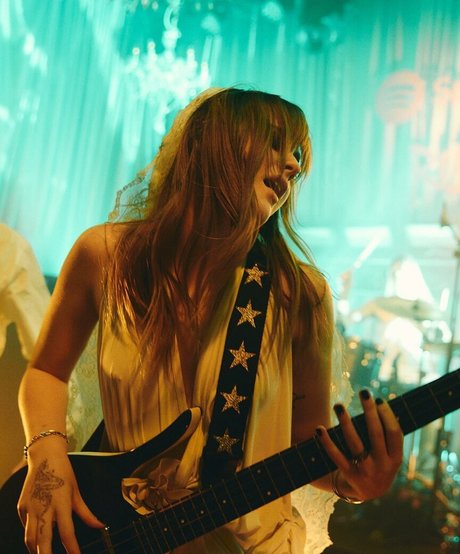 Victoria De Angelis nude onlyfans