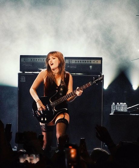 Victoria De Angelis onlyfans leakd