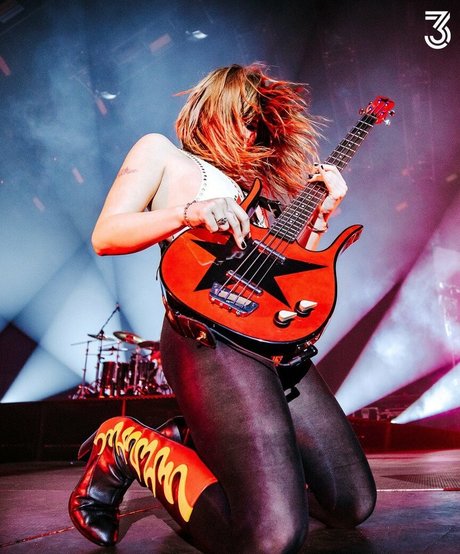 Victoria De Angelis Profile pic