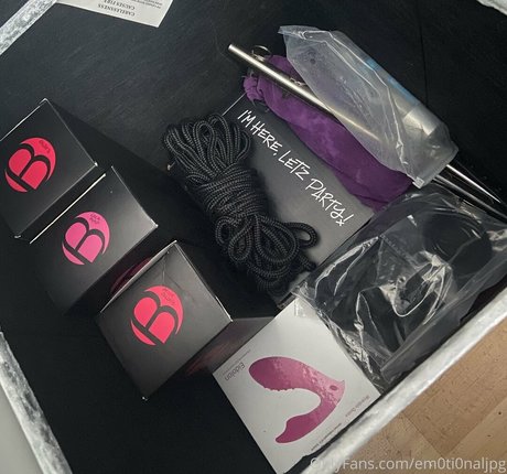 em0ti0naljpg onlyfans nude pics