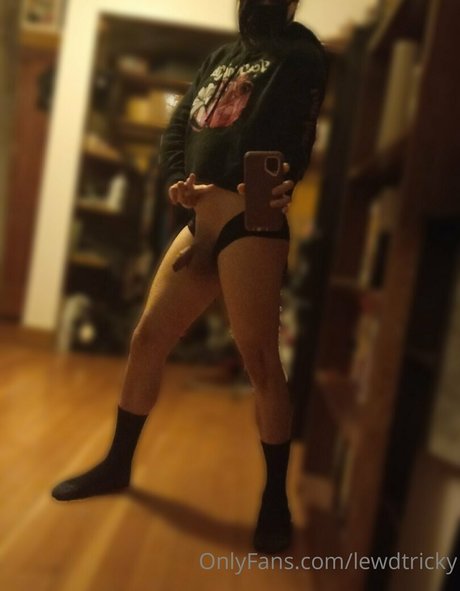 lewdtricky onlyfans strip tease