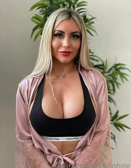 hollyshole onlyfans leaked tits