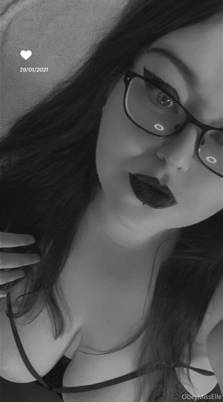 obeymisselle onlyfans sexy