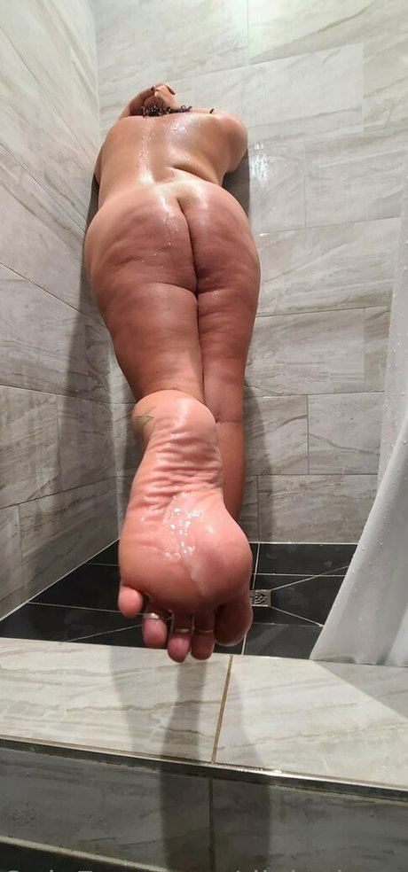 dixiesjewelsfree onlyfans model images