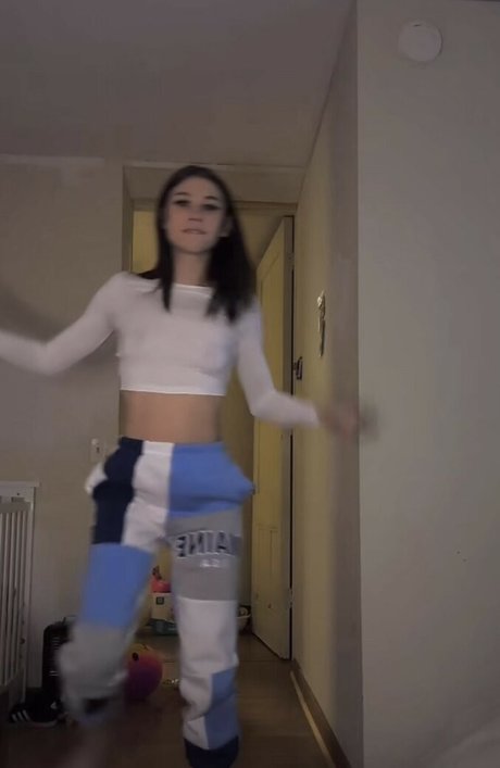 Brianna Lewis onlyfans striptease