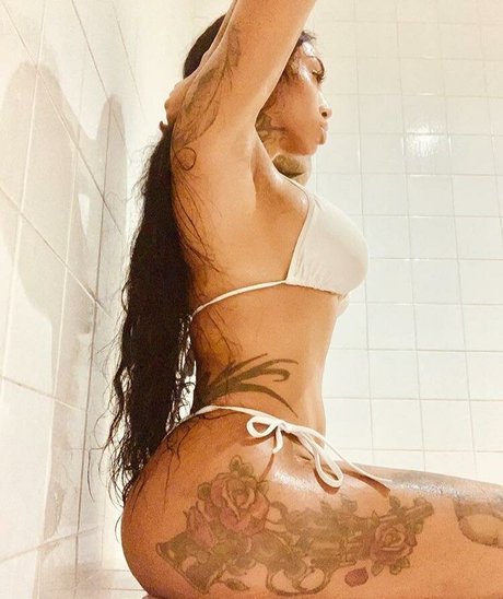 flyyytattedsky onlyfans strip tease