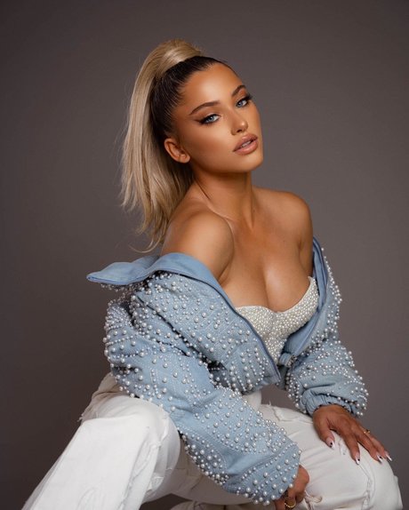 Elle Danjean onlyfans sexy