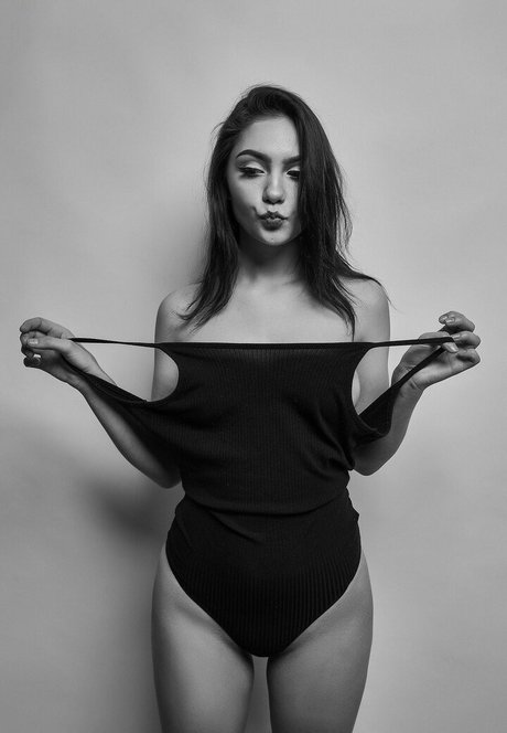 Kristina Azaronak onlyfans leaks