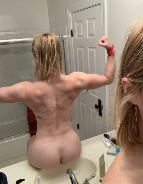 Blonde Fit Babe onlyfans photos