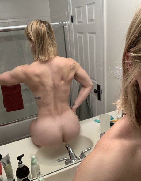 Blonde Fit Babe onlyfans pics