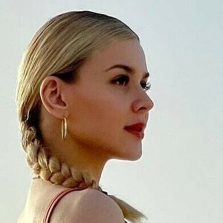 Emmelie De Forest onlyfans post