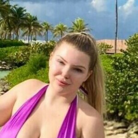 queencherryb onlyfans creator