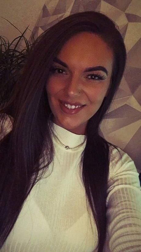 Kimberley Maxwell onlyfans striptease