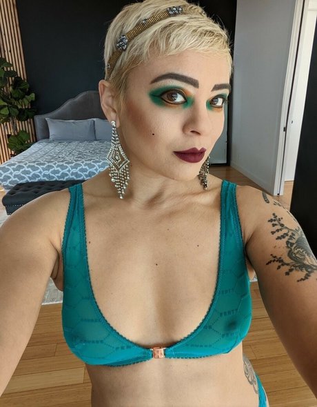 Evelyn Vinyl nudes only fans