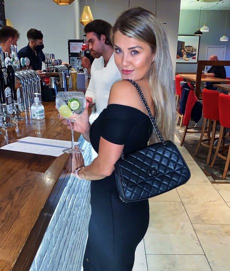 Claudia Valler onlyfans striptease