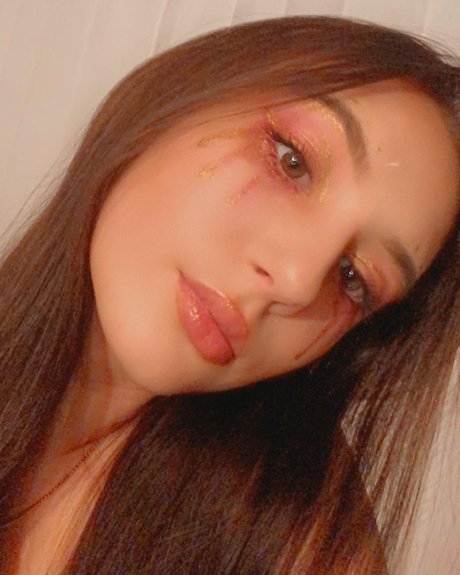 Amira Maroulis onlyfans lean