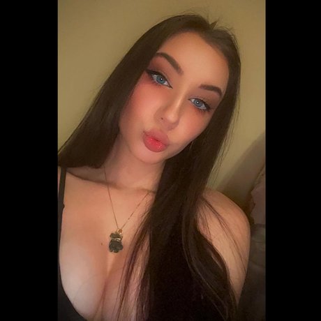 Amira Maroulis onlyfans model