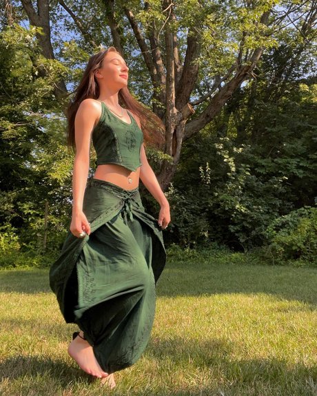 Amira Maroulis topless onlyfans