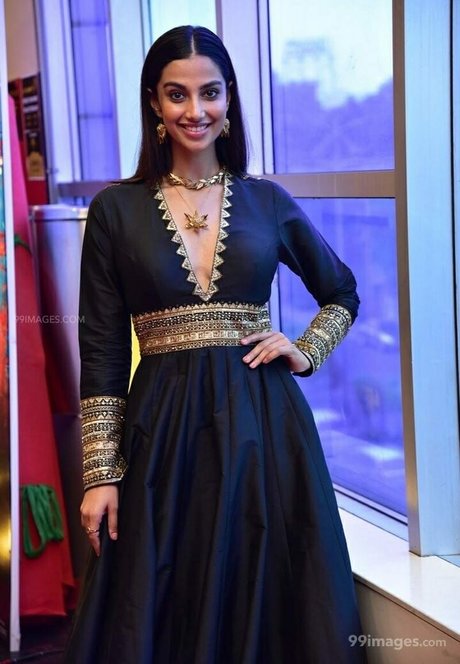 Meenakshi Chaudhary nude onlyfans leaks