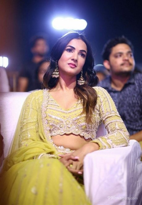 Sonal Chauhan Profile pic