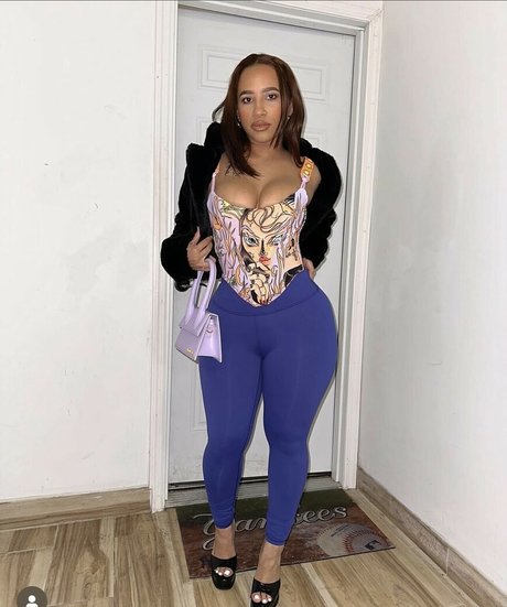 Carolinelloo onlyfans content leaked