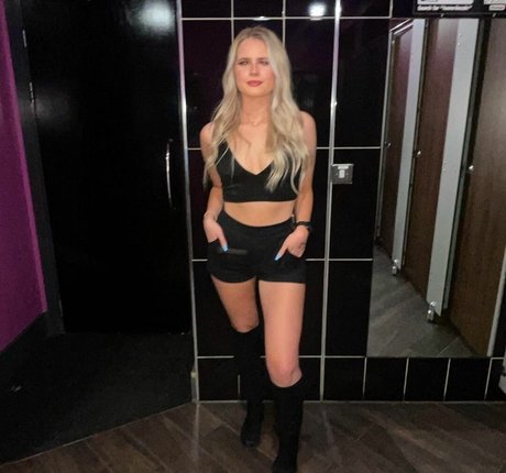 Lilly Sue McFadden onlyfans strip tease