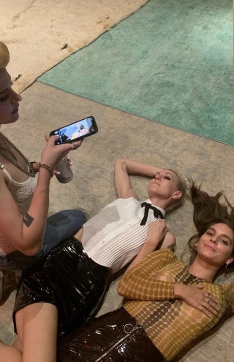 Caitlin Stasey onlyfans fotos